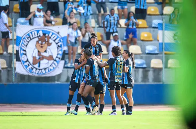 Grêmio, cirúrgico, supera Internacional e vence a primeira no Brasileirão Feminino Grêmio, cirúrgico, supera Internacional e vence a primeira no Brasileirão Feminino
