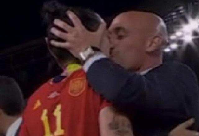 Imagem da noticia Governo da Espanha recrimina beijo de dirigente em atacante da seleção