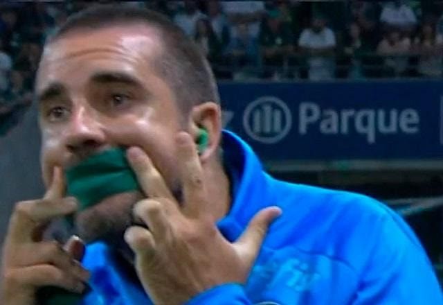 Imagem da noticia Auxiliar de Abel protesta contra arbitragem em Palmeiras x Corinthians