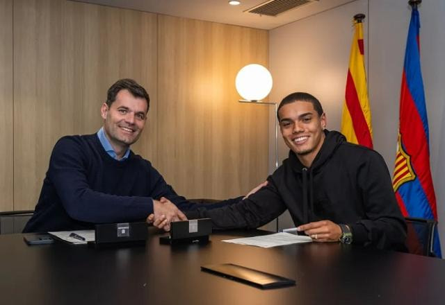 Imagem da noticia Oficial: João Mendes, filho de Ronaldinho, assina com Barcelona