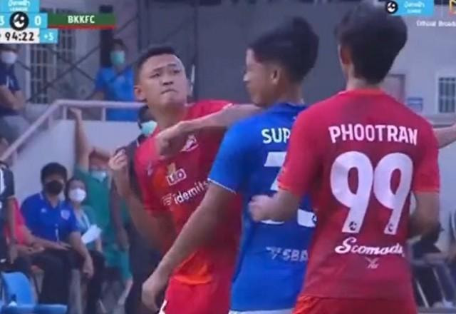 Imagem da noticia Jogador acerta cotovelada brutal durante partida de futebol na Tailândia
