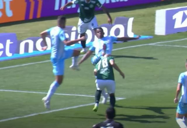 Imagem da noticia Jogador do Guarani sai de ambulância do gramado, após cortes na cabeça