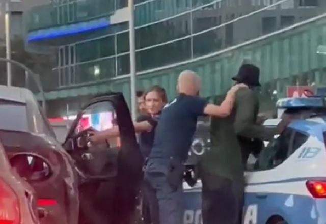 Imagem da noticia Jogador do Milan é confundido com suspeito de crime e enquadrado pela polícia