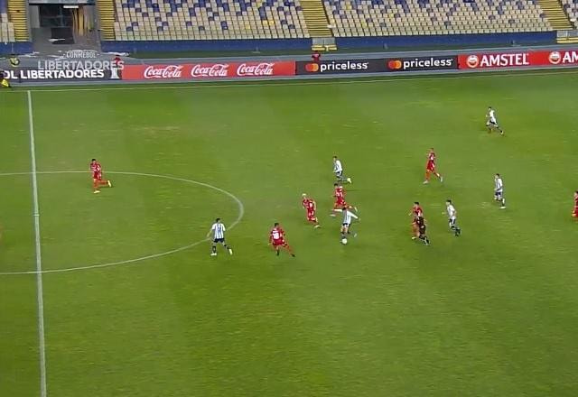 Imagem da noticia Jogador do Racing faz golaço de antes do meio-campo na Libertadores
