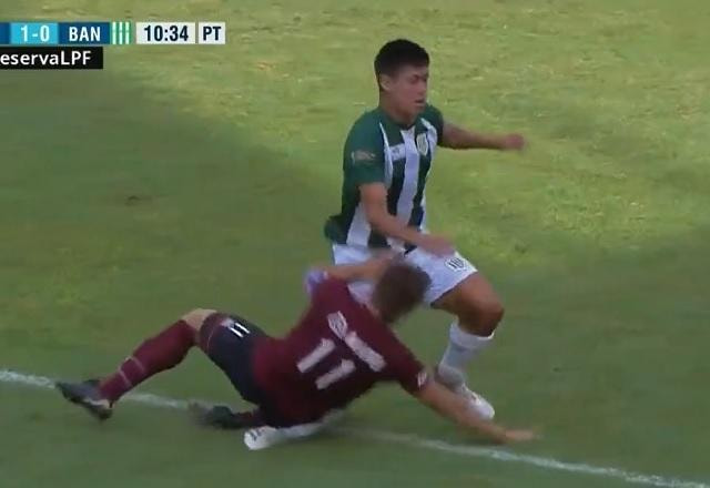 Imagem da noticia Jogador é nocauteado após bolada, quebra perna de rival e é expulso; veja