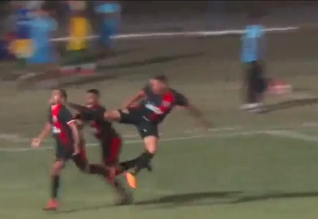 Imagem da noticia Jogador leva voadora de companheiro de time em comemoração de gol; veja