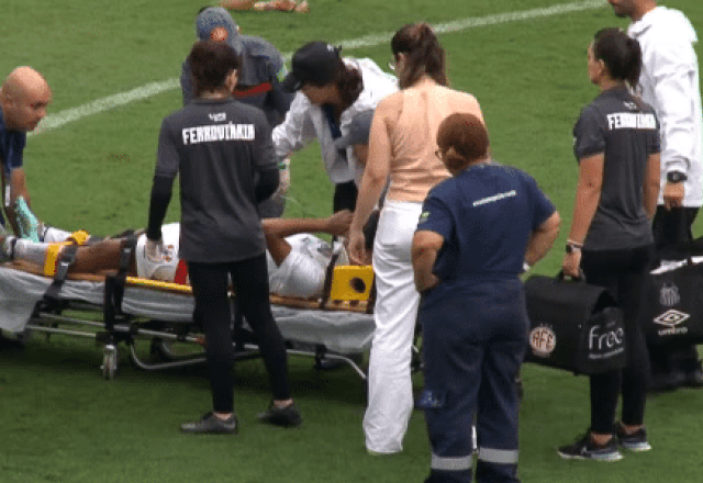 Imagem da noticia Jogadora do Santos sai do gramado de ambulância no Brasileirão Feminino
