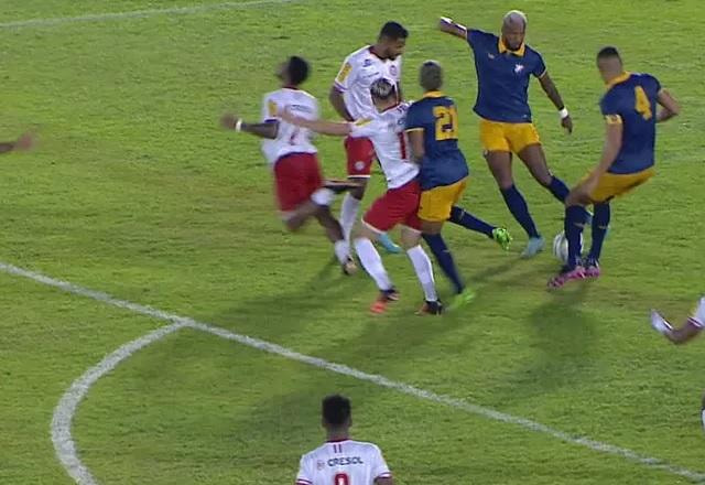 Imagem da noticia Juiz marca pênalti bizarro na Copa do Brasil e é suspenso pela CBF