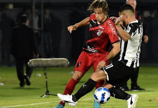 Imagem da noticia Athletico-PR arranca empate com Libertad no fim e avança na Libertadores