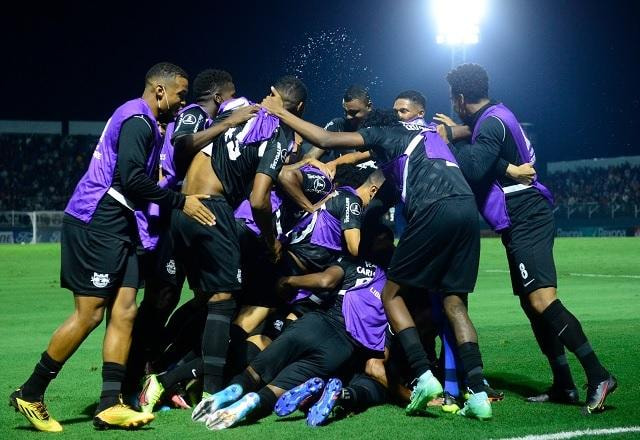 Imagem da noticia Com atuação de veterano, Bragantino vence Nacional na estreia da Libertadores