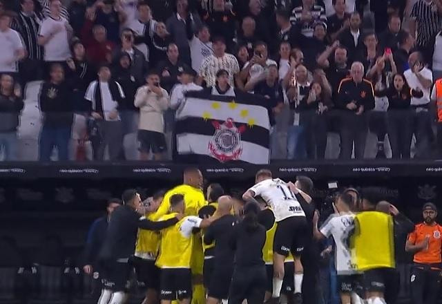Imagem da noticia Jogadores do Corinthians demonstram apoio a Cuca com abraço coletivo