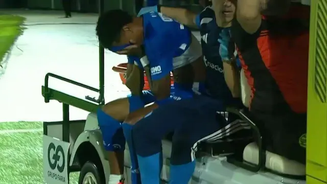 Kenji deixa campo chorando após entrada dura em empate do Cruzeiro Kenji deixa campo chorando após entrada dura em empate do Cruzeiro