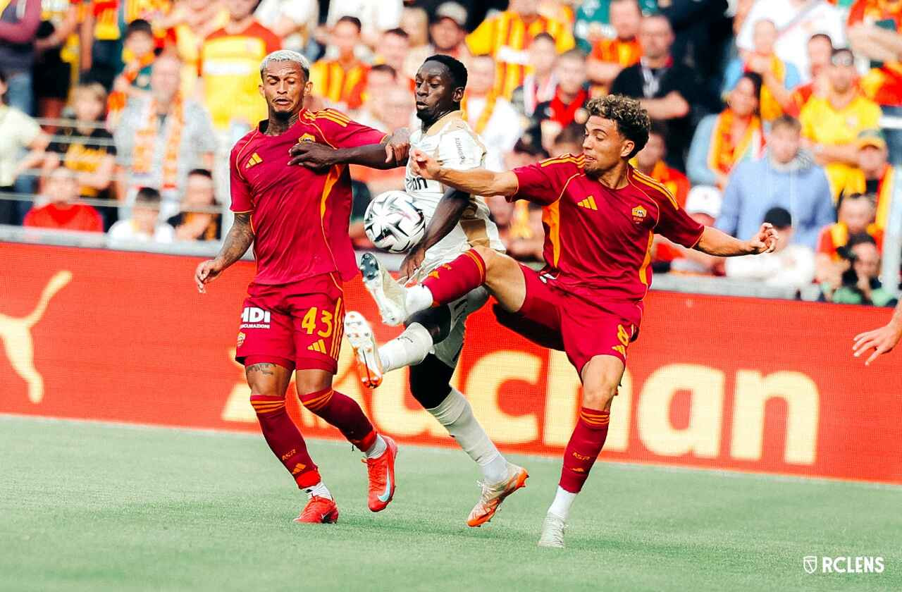Imagem da noticia Wesley é titular pela primeira vez na Roma, salva um gol e já é campeão