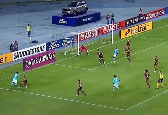 Imagem da noticia Jogador do Sporting Cristal dribla Matheuzinho e quase marca golaço
