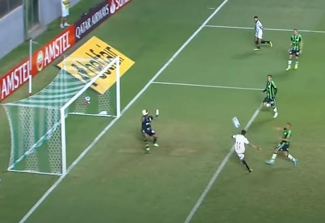 Imagem da noticia Sem marcação, Keno isola e perde gol inacreditável