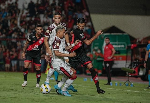 Imagem da noticia Flamengo larga atrás, mas busca empate contra o Atlético-GO no Brasileirão