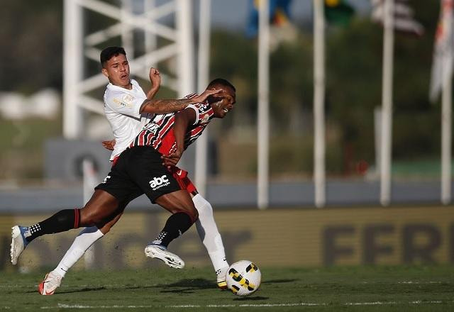 Imagem da noticia São Paulo larga atrás do placar, mas busca empate com o Bragantino
