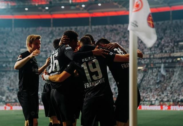 Imagem da noticia Knauff cruza rasteiro, e Borré abre o placar para o Eintracht Frankfurt