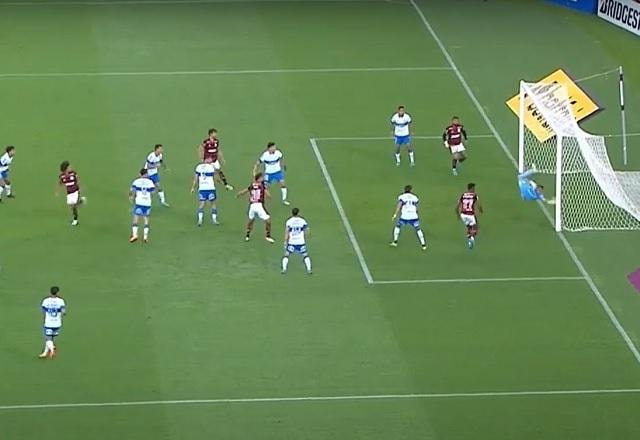 Imagem da noticia Arrascaeta cobra escanteio na cabeça de Arão, que abre o placar para o Flamengo