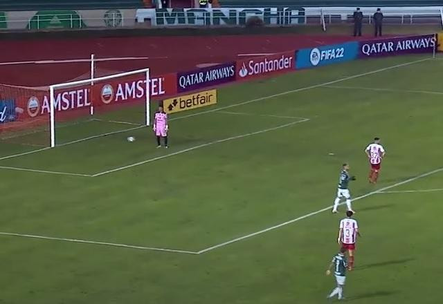 Imagem da noticia Hat-trick! Raphael Veiga manda míssil de fora da área e amplia para o Palmeiras