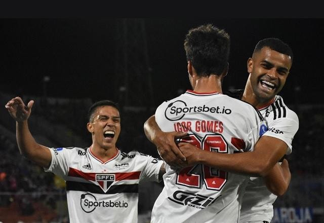 Imagem da noticia São Paulo faz três na altitude de Cochabamba e segue 100% na Sul-Americana