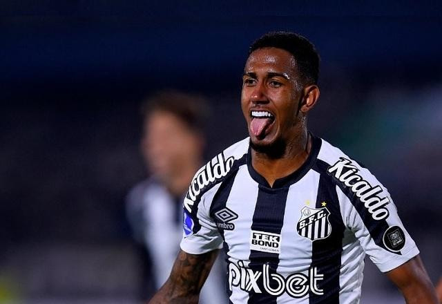 Imagem da noticia Santos marca no fim e bate a Universidad Católica na altitude de Quito