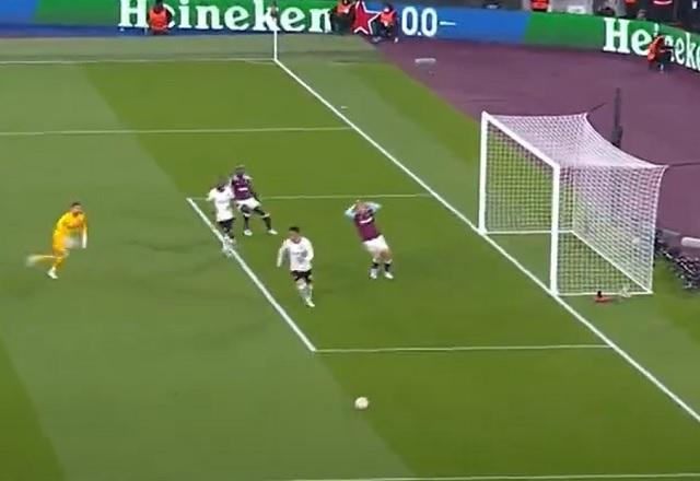 Imagem da noticia Quase o empate! Rice deixa Bowen na cara do gol, mas atacante finaliza na trave