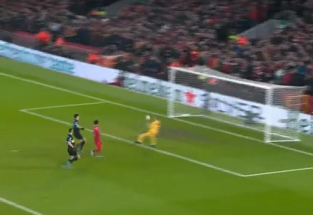 Imagem da noticia No poste! Salah recebe lançamento e bate de primeira, mas bola para na trave