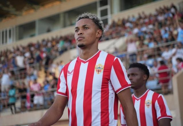 Imagem da noticia Palmeiras acerta contratação de meia-atacante Lázaro, ex-Flamengo