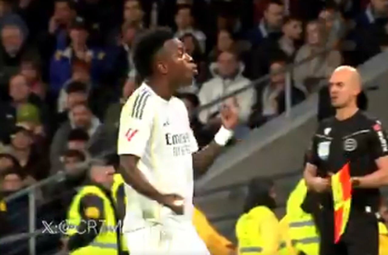 Imagem da noticia TV flagra Vini Jr criticando Gonzalo Garcia em goleada do Real Madrid