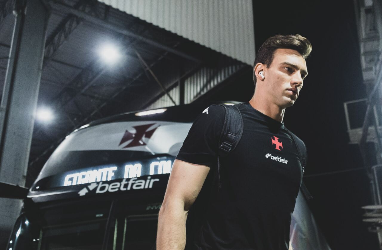 Imagem da noticia Léo Jardim coloca expulsão no passado e exalta torcida do Vasco