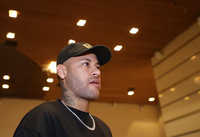 Imagem da noticia Lesionado, Neymar passará por cirurgia no joelho esquerdo em BH