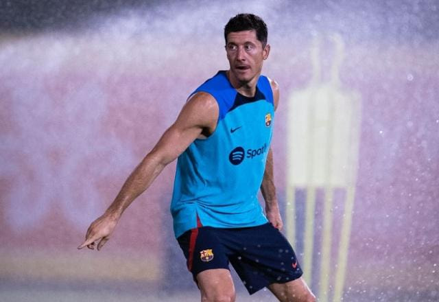 Imagem da noticia Lewandowski treina com elenco do Barcelona e diz esperar títulos para temporada