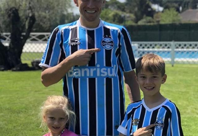 Imagem da noticia Esposa de Lucas Leiva confirma acerto entre volante e Grêmio