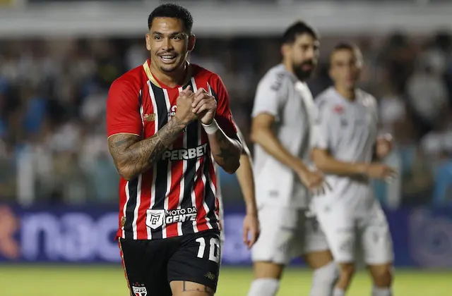 Luciano deixa clássico com dores, mas não deve perder próximo jogo do São Paulo Luciano deixa clássico com dores, mas não deve perder próximo jogo do São Paulo