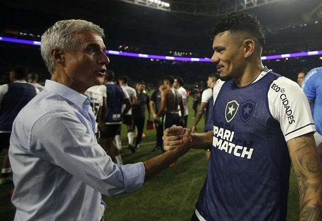 Imagem da noticia Luís Castro fala sobre possível saída do Botafogo: "Não sei o que vai acontecer"