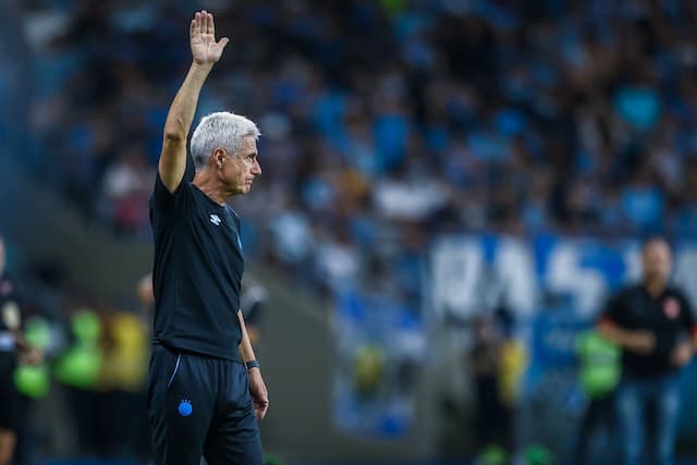 Castro reclama do árbitro após empate do Grêmio: "Não pode agitar o jogo" Castro reclama do árbitro após empate do Grêmio: "Não pode agitar o jogo"