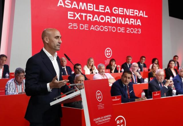 Imagem da noticia Rubiales diz que beijo em Hermoso foi consentido e não deixa o cargo