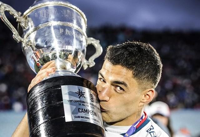 Imagem da noticia Campeão uruguaio, Suárez presenteia elenco com celular de R$ 7,6 mil