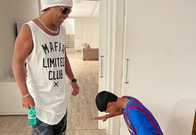 Imagem da noticia Luva de Pedreiro encontra e reverencia Ronaldinho Gaúcho: "Sonho realizado"