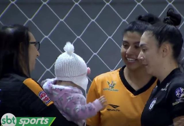 Imagem da noticia Mãe e atleta: Flaviani, goleira do Taboão, leva filha à quadra para seguir com sonho
