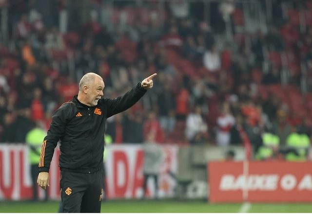 Imagem da noticia Mano Menezes pode assumir vaga de Luxemburgo no Corinthians