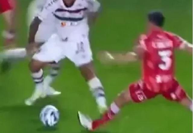 Imagem da noticia Zagueiro do Argentinos Juniors tem lesão assustadora em dividida com Marcelo