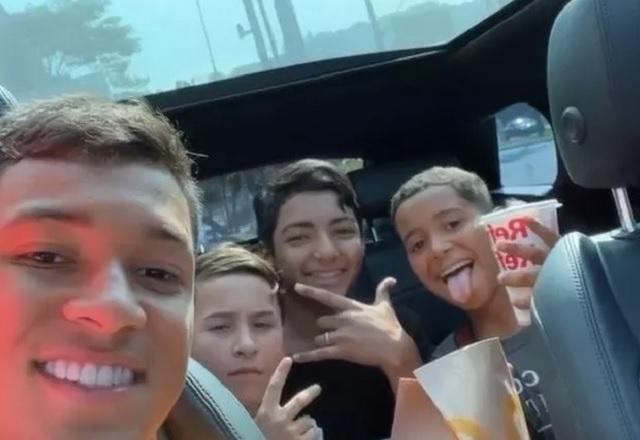 Imagem da noticia Marcos Leonardo leva criança que vendia balas no CT do Santos para comer lanche