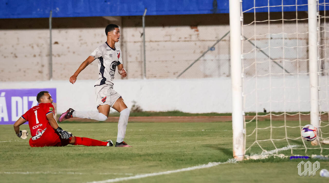 Imagem da noticia Com um a menos, Athletico supera Maricá e vence a primeira na Copinha