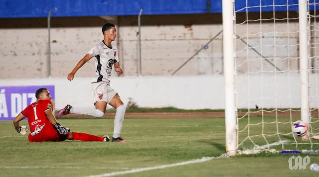 Com um a menos, Athletico supera Maricá e vence a primeira na Copinha Com um a menos, Athletico supera Maricá e vence a primeira na Copinha