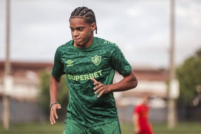 Matheus Reis rompe LCA e desfalca Fluminense até o fim do ano Matheus Reis rompe LCA e desfalca Fluminense até o fim do ano