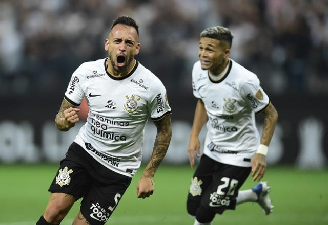 Imagem da noticia Maycon faz dois, Corinthians vence Boca Juniors e vira líder na Libertadores