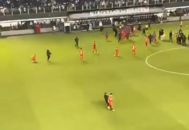 Imagem da noticia Torcedor do Santos invade gramado e agride jogador do Unión La Calera; assista