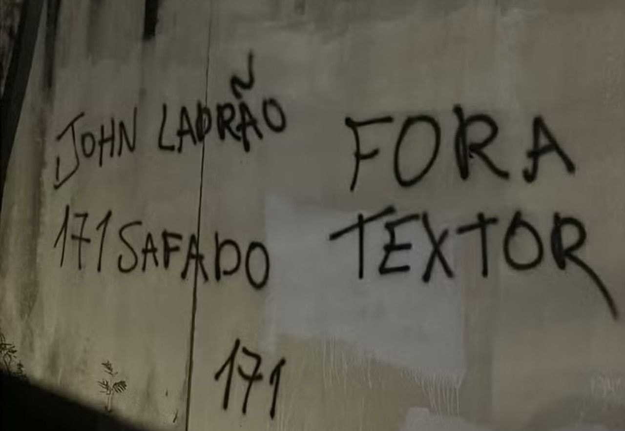 Imagem da noticia Muro do CT do Botafogo são pichados e John Textor é chamado de ladrão e safado